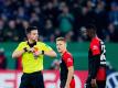 Herthas Jordan Torunarigha (r) wird von Referee Harm Osmers des Feldes verwiesen. Foto: Rolf Vennenbernd/dpa