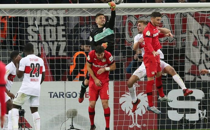 Fabian Bredlow befördert den Ball ins eigene Tor