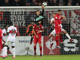 Fabian Bredlow befördert den Ball ins eigene Tor Fabian Bredlow befördert den Ball ins eigene Tor
