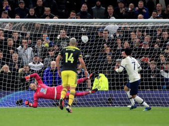 Ex-Bundesliga-Profi Heung-Min Son (r) schoss Tottenham gegen Southampton in die nächste Runde im FA-Cup. Foto: Mike Egerton/PA Wire/dpa