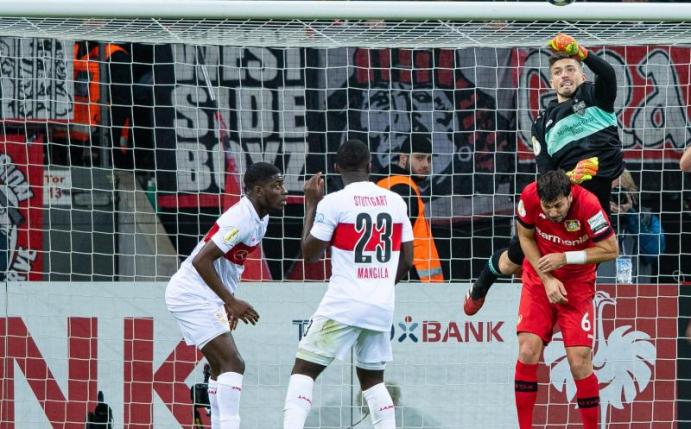 Faustet den Ball ins eigenen Tor: Keeper Fabian Bredlow (rechts ohen). Foto: Guido Kirchner/dpa