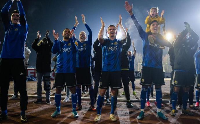 Im Hermann-Neuberger Stadion feiern die Saarbrücker Spieler den Einzug ins Viertelfinale des DFB-Pokals. Foto: Oliver Dietze/dpa