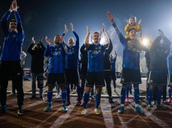 Im Hermann-Neuberger Stadion feiern die Saarbrücker Spieler den Einzug ins Viertelfinale des DFB-Pokals. Foto: Oliver Dietze/dpa Im Hermann-Neuberger Stadion feiern die Saarbrücker Spieler den Einzug ins Viertelfinale des DFB-Pokals. Foto: Oliver Dietze/dpa