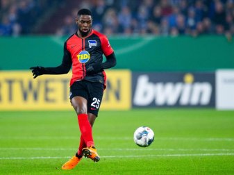 Herhtas Jordan Torunarigha spielt auf Schalke den Ball. Foto: Rolf Vennenbernd/dpa Herhtas Jordan Torunarigha spielt auf Schalke den Ball. Foto: Rolf Vennenbernd/dpa