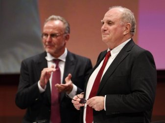 Sehen den FC Bayern Munich gut aufgestellt: Der ehemalige Vereinspräsident Uli Hoeneß (r) und Vorstandschef Karl-Heinz Rummenigge. Foto: Tobias Hase/dpa Sehen den FC Bayern Munich gut aufgestellt: Der ehemalige Vereinspräsident Uli Hoeneß (r) und Vorstandschef Karl-Heinz Rummenigge. Foto: Tobias Hase/dpa