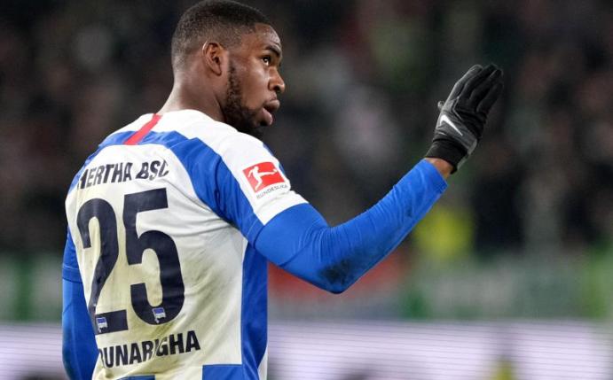 Hat mit Unterstützung von Hertha BSC Strafanzeige gegen Unbekannt gestellt: Jordan Torunarigha,. Foto: Peter Steffen/dpa