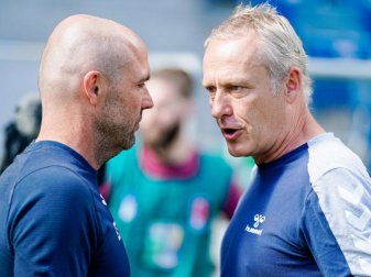 Trainer Alfred Schreuder (l) hält seinen Kollegen Christian Streich (r) für einen super Typ. Foto: Uwe Anspach/dpa