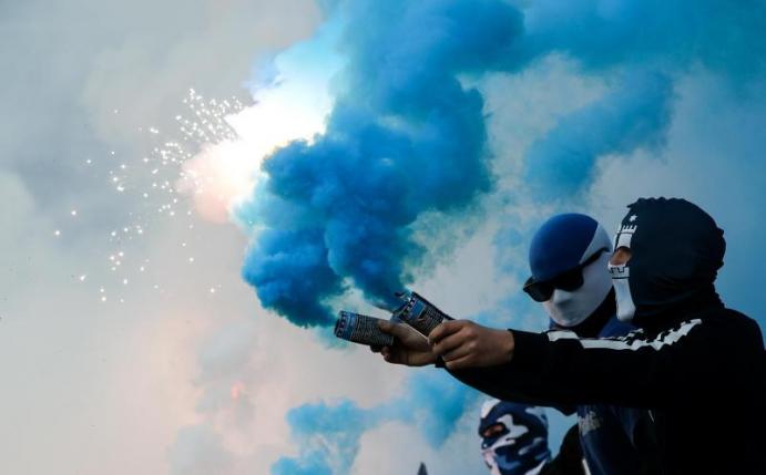 Fans des Hamburger SV brennen im Spiel Feuerwerk ab. Foto: Christian Charisius/dpa