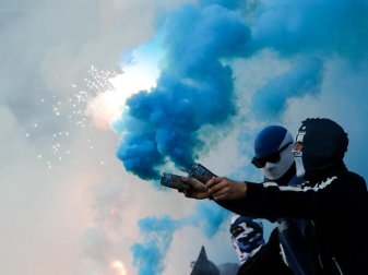 Fans des Hamburger SV brennen im Spiel Feuerwerk ab. Foto: Christian Charisius/dpa Fans des Hamburger SV brennen im Spiel Feuerwerk ab. Foto: Christian Charisius/dpa