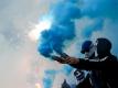 Fans des Hamburger SV brennen im Spiel Feuerwerk ab. Foto: Christian Charisius/dpa