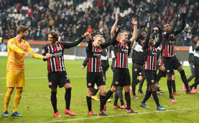 Grund zur Freude: Eintracht Frankfurt hat 5:0 gegen den FC Augsburg gewonnen. Foto: Thomas Frey/dpa