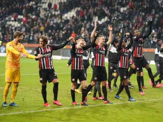 Grund zur Freude: Eintracht Frankfurt hat 5:0 gegen den FC Augsburg gewonnen. Foto: Thomas Frey/dpa Grund zur Freude: Eintracht Frankfurt hat 5:0 gegen den FC Augsburg gewonnen. Foto: Thomas Frey/dpa