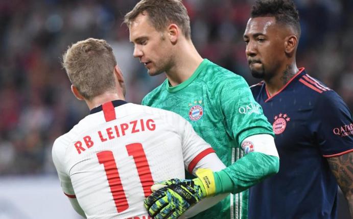 Leipzigs Timo Werner (l) im Gespräch mit Bayerns Torwart Manuel Neuer (M) und Jerome Boateng (r). Foto: Hendrik Schmidt/dpa-Zentralbild/dpa