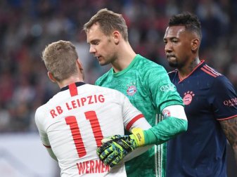 Leipzigs Timo Werner (l) im Gespräch mit Bayerns Torwart Manuel Neuer (M) und Jerome Boateng (r). Foto: Hendrik Schmidt/dpa-Zentralbild/dpa Leipzigs Timo Werner (l) im Gespräch mit Bayerns Torwart Manuel Neuer (M) und Jerome Boateng (r). Foto: Hendrik Schmidt/dpa-Zentralbild/dpa