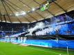 HSV-Fans brennen vor dem Spiel gegen den KSC Pyrotechnik ab. Foto: Daniel Bockwoldt/dpa