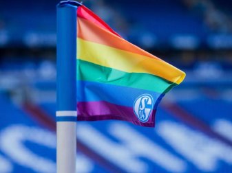 Schalke bekennt sich vor dem Spiel gegen Paderborn gegen Rassismus. Foto: Rolf Vennenbernd/dpa Schalke bekennt sich vor dem Spiel gegen Paderborn gegen Rassismus. Foto: Rolf Vennenbernd/dpa