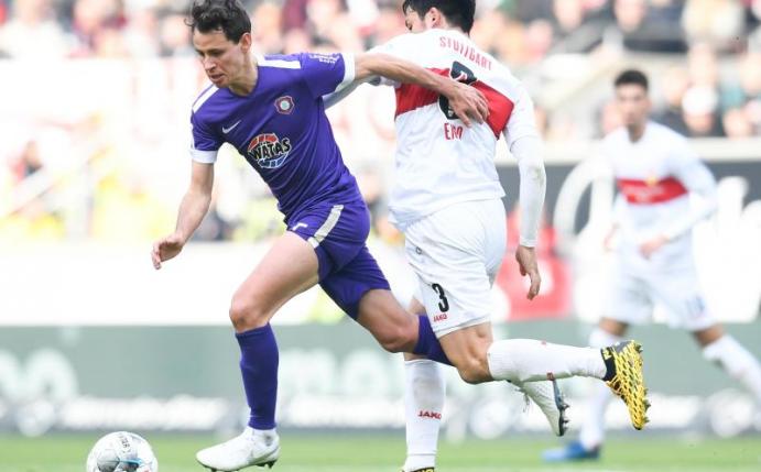 Wataru Endo (r) wird wahrscheinlich schon bald für den VfB Stuttgart spielen. Foto: Tom Weller/dpa