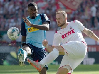 Kölns Rafael Czichos (r) und der Gladbacher Marcus Thuram kämpfen um den Ball. Foto: Federico Gambarini/dpa
