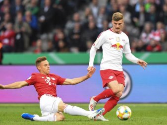 Bayerns Joshua Kimmich (l) und Leipzigs Timo Werner (r) kämpfen um den Ball. Foto: Matthias Balk/dpa Bayerns Joshua Kimmich (l) und Leipzigs Timo Werner (r) kämpfen um den Ball. Foto: Matthias Balk/dpa