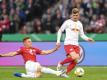 Bayerns Joshua Kimmich (l) und Leipzigs Timo Werner (r) kämpfen um den Ball. Foto: Matthias Balk/dpa