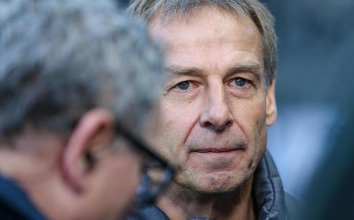 Ist das Lachen vergangen: Hertha-Coach Jürgen Klinsmann. Foto: Andreas Gora/dpa