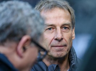 Ist das Lachen vergangen: Hertha-Coach Jürgen Klinsmann. Foto: Andreas Gora/dpa Ist das Lachen vergangen: Hertha-Coach Jürgen Klinsmann. Foto: Andreas Gora/dpa