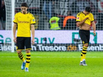 Nach dem Tor zur 4:3-Führung für Leverkusen ist Dortmunds Emre Can (r) die Freude über sein Traumtor zuvor vergangen. Foto: Guido Kirchner/dpa Nach dem Tor zur 4:3-Führung für Leverkusen ist Dortmunds Emre Can (r) die Freude über sein Traumtor zuvor vergangen. Foto: Guido Kirchner/dpa