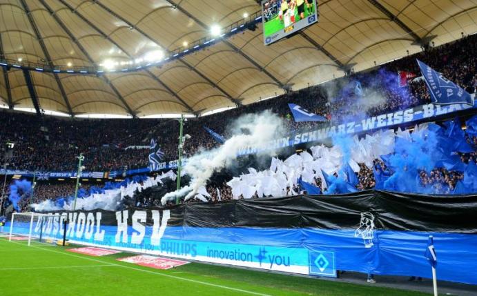 HSV-Fans brennen vor dem Spiel gegen den KSC unter Aufsicht Pyrotechnik ab. Foto: Daniel Bockwoldt/dpa