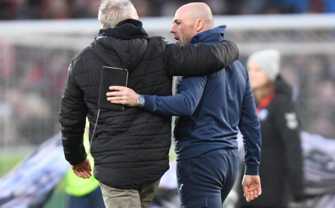 Trainer Alfred Schreuder (r) von 1899 Hoffenheim (r) gratuliert nach dem Spiel seinem Freiburger Kollegen Christian Streich zum Sieg. Foto: Patrick Seeger/dpa