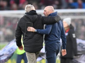 Trainer Alfred Schreuder (r) von 1899 Hoffenheim (r) gratuliert nach dem Spiel seinem Freiburger Kollegen Christian Streich zum Sieg. Foto: Patrick Seeger/dpa Trainer Alfred Schreuder (r) von 1899 Hoffenheim (r) gratuliert nach dem Spiel seinem Freiburger Kollegen Christian Streich zum Sieg. Foto: Patrick Seeger/dpa