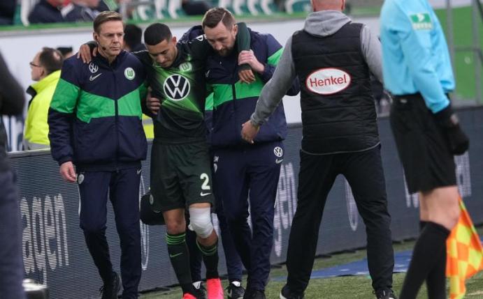 Vom Platz direkt ins Krankenhaus: Wolfsburg-Verteidiger William. Foto: Peter Steffen/dpa