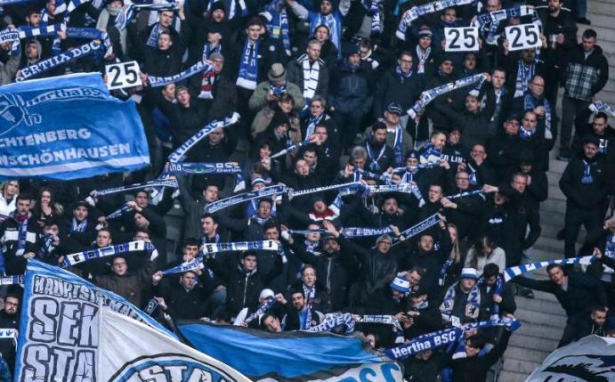 Fans von Hertha zeigen als Zeichen gegen Rassismus die 25 - die Rückennummer von Jordan Torunarigha. Foto: Andreas Gora/dpa