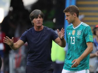 Bundestrainer Joachim Löw (l) spricht mit Stürmer Thomas Müller (r). Foto: Christian Charisius/dpa Bundestrainer Joachim Löw (l) spricht mit Stürmer Thomas Müller (r). Foto: Christian Charisius/dpa