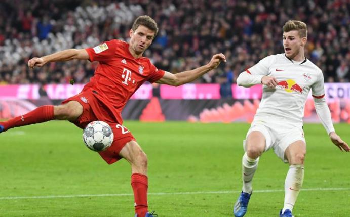 Sowohl Bayerns Thomas Müller (l) als auch Leipzigs Timo Werner blieben im Bundesliga-Topspiel torlos - Endresultat: 0:0. Foto: Matthias Balk/dpa