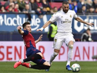 Reals Karim Benzema (r) und Osasunas David Garcia im Zweikampf um den Ball. Foto: Alvaro Barrientos/AP/dpa Reals Karim Benzema (r) und Osasunas David Garcia im Zweikampf um den Ball. Foto: Alvaro Barrientos/AP/dpa
