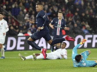 Paris Kylian Mbappe (M) erzielt gegen Lyons Torhüter Anthony Lopes (r) das zweite Tor seiner Mannschaft. Foto: Thibault Camus/AP/dpa Paris Kylian Mbappe (M) erzielt gegen Lyons Torhüter Anthony Lopes (r) das zweite Tor seiner Mannschaft. Foto: Thibault Camus/AP/dpa