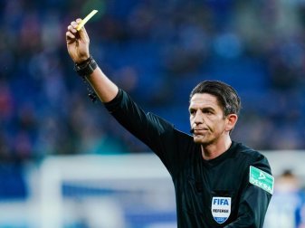 Fußball-Schiedsrichter Deniz Aytekin hält die Diskussion über Konflikte zwischen Unparteiischen und Trainern für überzogen. Foto: Uwe Anspach/dpa Fußball-Schiedsrichter Deniz Aytekin hält die Diskussion über Konflikte zwischen Unparteiischen und Trainern für überzogen. Foto: Uwe Anspach/dpa