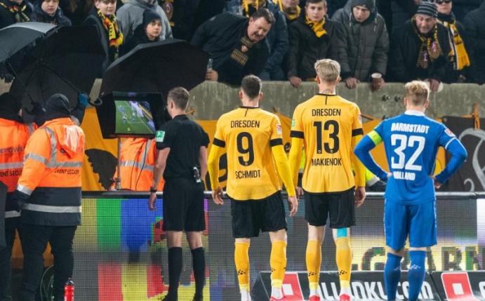 Schiedsrichter Michael Bacher erkannte nach Videobeweis das Tor zum 3:3 wieder ab. Foto: Robert Michael/dpa-Zentralbild/dpa