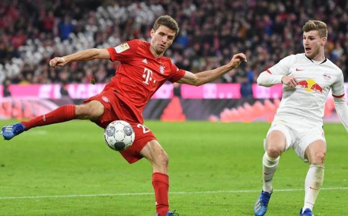 Thomas Müller (l) konzentriert sich voll auf den FC Bayern. Foto: Matthias Balk/dpa