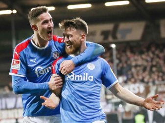 Holstein Kiels Salih Özcan (r) und Phil Neumann feiern Özcans Tor zum 1:0 gegen den FC St. Pauli. Foto: Christian Charisius/dpa Holstein Kiels Salih Özcan (r) und Phil Neumann feiern Özcans Tor zum 1:0 gegen den FC St. Pauli. Foto: Christian Charisius/dpa