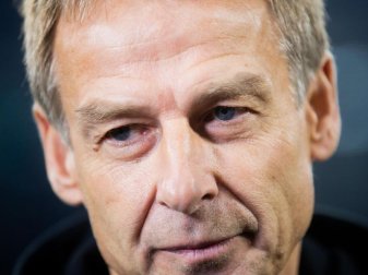 Jürgen Klinsmann hat bei Facebook sein Amt als Trainer von Hertha BSC zur Verfügung gestellt. Foto: Rolf Vennenbernd/dpa Jürgen Klinsmann hat bei Facebook sein Amt als Trainer von Hertha BSC zur Verfügung gestellt. Foto: Rolf Vennenbernd/dpa