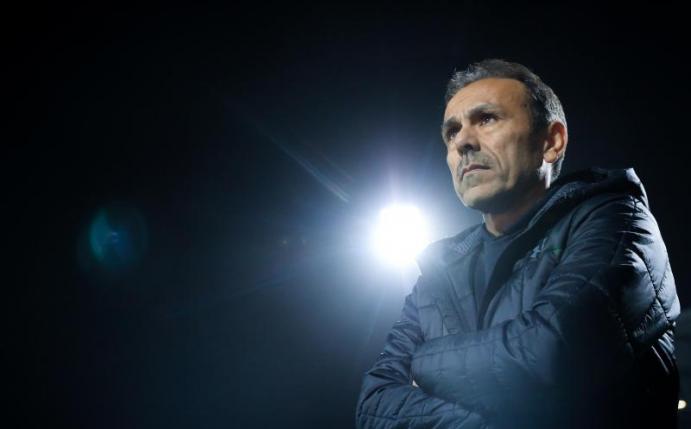 Für Trainer Jos Luhukay wird es beim FC St. Pauli brenzlig. Foto: Christian Charisius/dpa