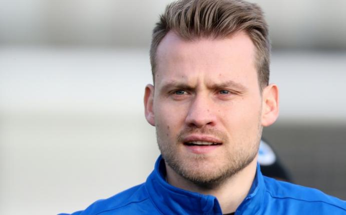 Der Feuerwerkskörper explodierte neben Simon Mignolet