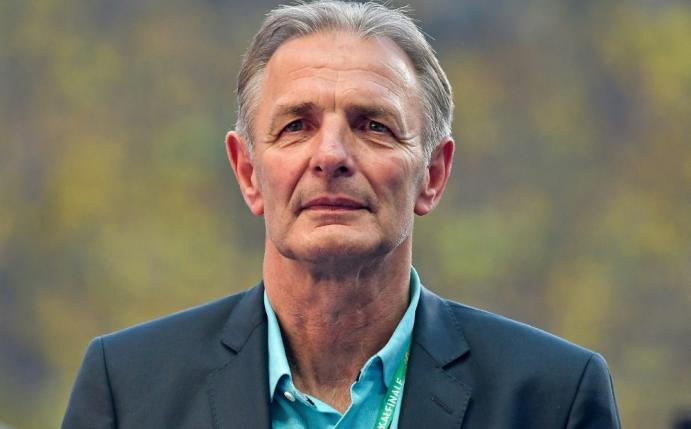 Besondere Auszeichnung für Karl-Heinz "Charly" Körbel