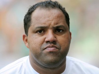 Zittert mit Werder Bremen mit: Ailton. Foto: Carmen Jaspersen/dpa Zittert mit Werder Bremen mit: Ailton. Foto: Carmen Jaspersen/dpa