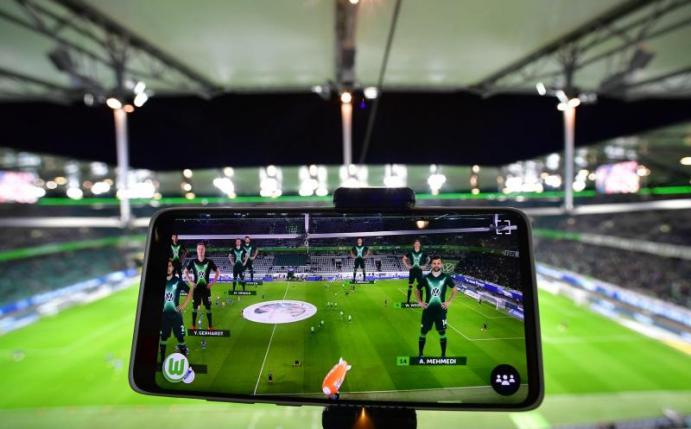 Der VfL Wolfsburg hat die 5G-Mobilfunktechnik bereits in seinem Stadion getestet. Foto: Alexander Koerner/Getty Images/DFL/dpa