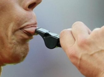 Ein Schiedsrichter setzt zu einem Pfiff an. Foto: Soeren Stache/dpa-Zentralbild/dpa Ein Schiedsrichter setzt zu einem Pfiff an. Foto: Soeren Stache/dpa-Zentralbild/dpa