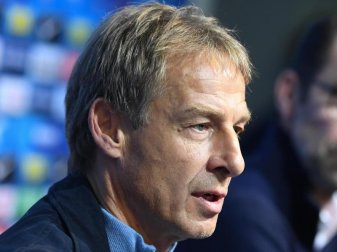 Soll schon im US-Trainingslager von Hertha BSC mit seinem Rücktritt gedroht haben: Trainer Jürgen Klinsmann (l). Foto: Britta Pedersen/dpa Soll schon im US-Trainingslager von Hertha BSC mit seinem Rücktritt gedroht haben: Trainer Jürgen Klinsmann (l). Foto: Britta Pedersen/dpa