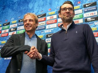 Waren sich nicht über die Aufteilung von Kompetenzen einig: Michael Preetz (r) und Jüren Klinsmann. Foto: Andreas Gora/dpa Waren sich nicht über die Aufteilung von Kompetenzen einig: Michael Preetz (r) und Jüren Klinsmann. Foto: Andreas Gora/dpa