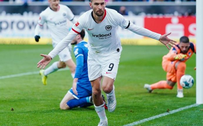 Kehrt in den Eintracht-Kader zurück: Torjäger Bas Dost. Foto: Uwe Anspach/dpa